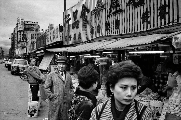 Các cửa hàng trên một con phố ở Đài Bắc. Ảnh: Patrick Zachmann/ Magnum Photos.