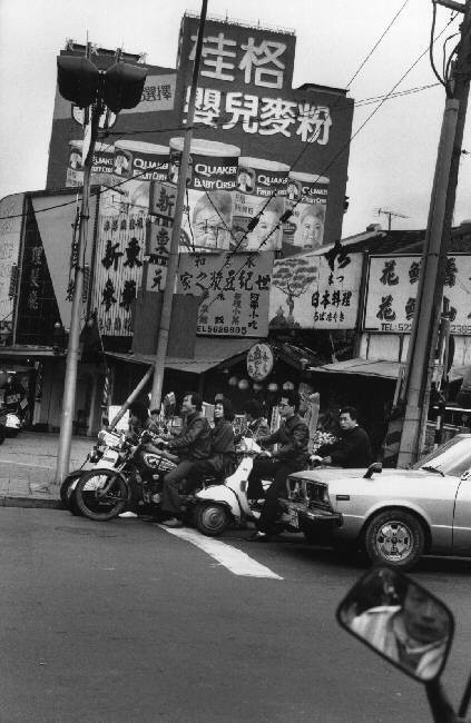 Xe máy là phương tiện giao thông cá nhân chủ yếu của dân Đài Loan năm 1987. Ảnh: Patrick Zachmann/ Magnum Photos.