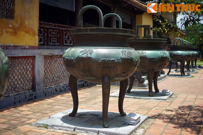 Chiếc đỉnh thứ tư trong Cửu Đỉnh nhà Nguyễn là Anh đỉnh, nặng 2.576kg, được đặt bên trái Nhân đỉnh, ứng với khám thờ vua Tự Đức trong Thế Miếu.