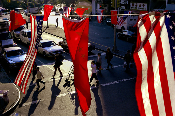 Cờ Trung Quốc treo xen kẽ cờ Mỹ ở Chinatown trong ngày Quốc khánh Trung Quốc. Ảnh: Chien-Chi Chang/ Magnum Photos.