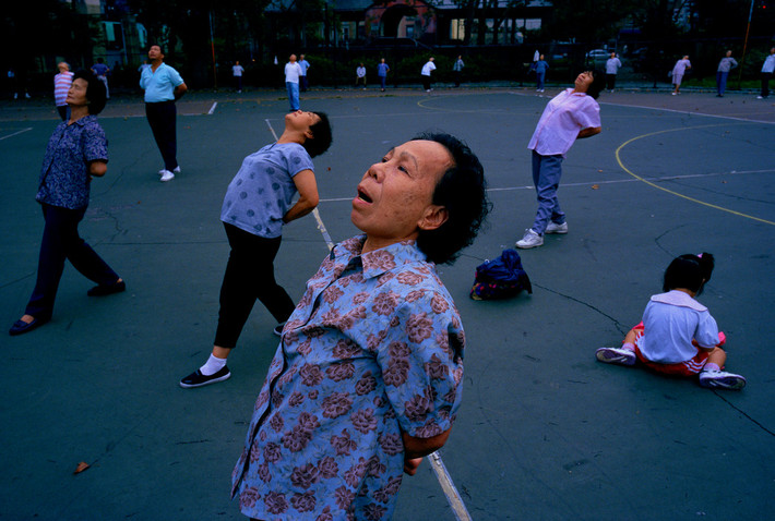 Các cụ bà tập dưỡng sinh ở công viên Columbus trong khu Chinatown vào sáng sớm. Ảnh: Chien-Chi Chang/ Magnum Photos.