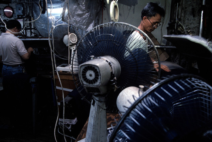 Bên trong một xưởng may do người Hoa điều hành ở Chinatown. Ảnh: Chien-Chi Chang/ Magnum Photos.