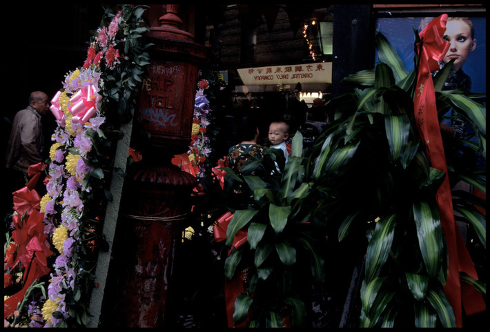 Hoa mừng bên ngoài một cửa hàng đồ cổ của người Hoa mới khai trương ở Chinatown. Ảnh: Chien-Chi Chang/ Magnum Photos.
