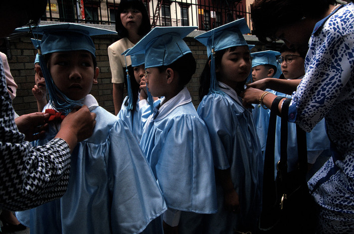 Những đứa trẻ trong lễ tốt nghiệp mẫu giáo. Ảnh: Chien-Chi Chang/ Magnum Photos.