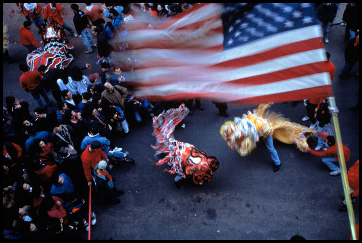 Múa lân mừng năm mới Âm lịch ở khu Chinatown. Ảnh: Chien-Chi Chang/ Magnum Photos.