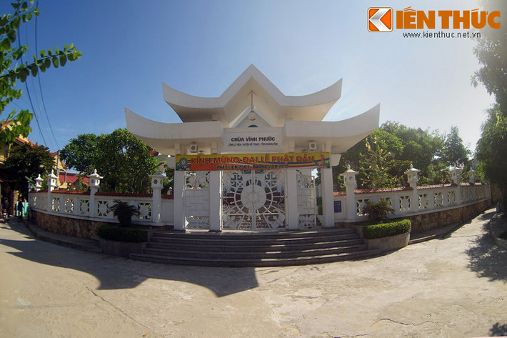 Nằm ở làng Lý Hoà, xã Hải Trạch, huyện Bố Trạch, tỉnh Quảng Bình, chùa Vĩnh Phước (còn gọi là chùa Lý Hòa) là ngôi chùa có kiến trúc độc đáo hiếm có ở Việt Nam.