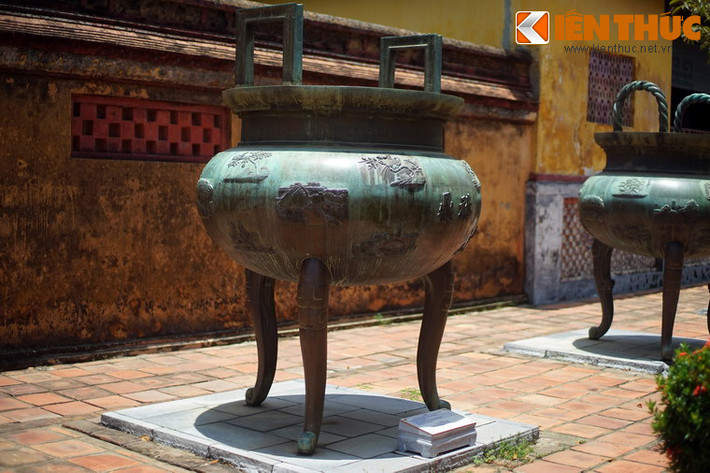 Chiếc đỉnh thứ tám trong Cửu Đỉnh nhà Nguyễn là Dụ đỉnh, nặng 2.020kg, được đặt bên trái Thuần Đỉnh, đối diện khám thờ vua Hàm Nghi trong Thế Miếu.