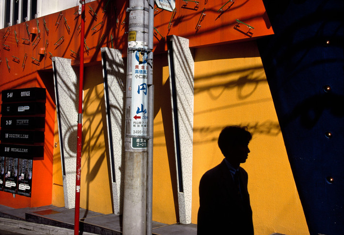 Một góc phố ở khu Ueno của Tokyo. Ảnh: Harry Gruyaert/ Magnum Photos.