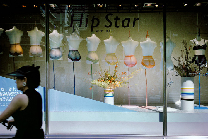 Cửa hàng nội y ở khu mua sắm Ginza. Ảnh: Harry Gruyaert/ Magnum Photos.