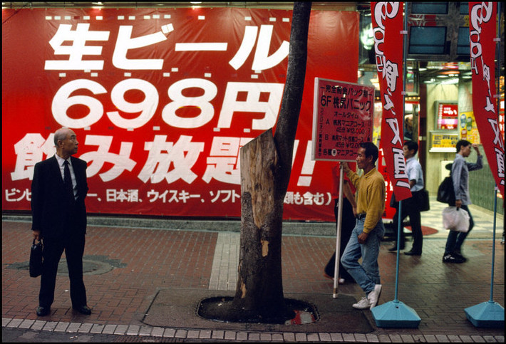 Pa-nô quảng cáo cỡ lớn ở một con phố. Ảnh: Harry Gruyaert/ Magnum Photos.