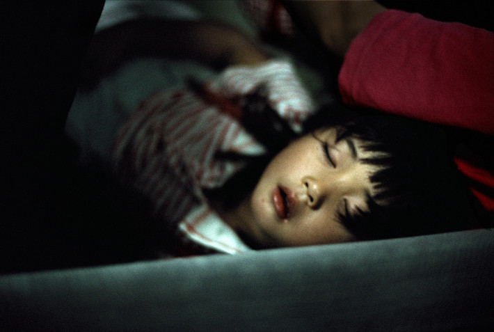 Giấc ngủ của em bé trên chuyến tàu điện ngầm Tokyo. Ảnh: Harry Gruyaert/ Magnum Photos.
