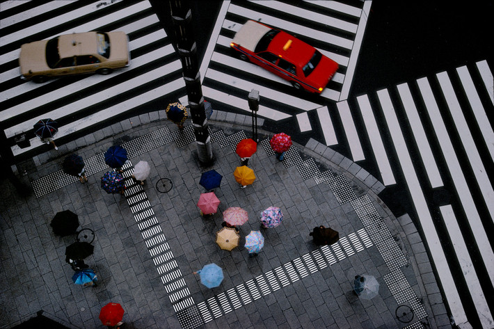 Một góc vỉa hè khu Ginza nhìn từ trên cao. Ảnh: Harry Gruyaert/ Magnum Photos.