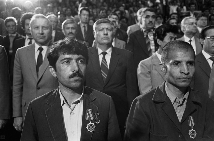 Hai công nhân ưu tú đeo huy chương trong lễ kỷ niệm ngày Quốc tế Lao động 1/5 ở Kabul. Ảnh: A. Abbas/ Magnum Photos.