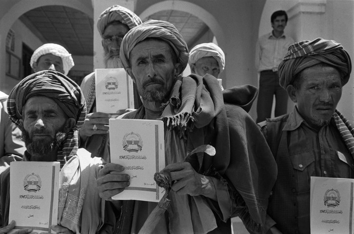 Những người nông dân ở thị trấn Balkh vùng Jauzjan-Balkh trưng giấy chứng nhận quyền sở hữu ruộng đất do chính quyền mới cấp. Ảnh: A. Abbas/ Magnum Photos.