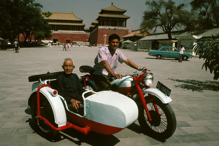 Một thanh niên chở cụ già trên xe sidecar bên ngoài Tử Cấm Thành. Ảnh: Thomas Hoepker/ Magnum Photos.