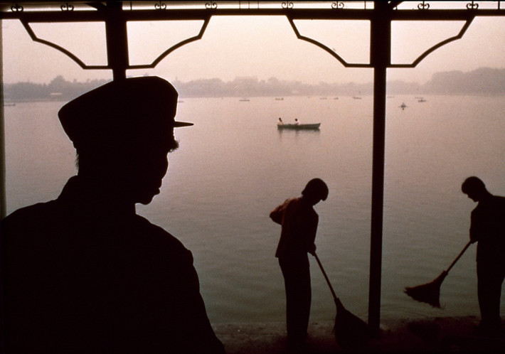 Hồ Côn Minh ở Di Hòa Viên, cung điện mùa hè của nhà Thanh ở Bắc Kinh. Ảnh: Thomas Hoepker/ Magnum Photos.