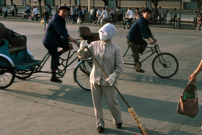 Đường phố phía ngoài ga tàu hỏa Bắc Kinh năm 1984. Ảnh: Thomas Hoepker/ Magnum Photos.