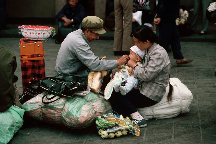 Một gia đình ngồi trên đống hành lý ở sân ga Bắc Kinh. Ảnh: Thomas Hoepker/ Magnum Photos.