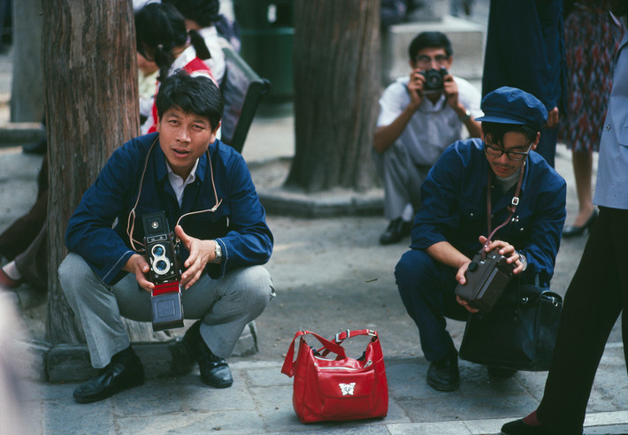 Một nhóm nhiếp ảnh gia tác nghiệp gần quảng trường Thiên An Môn. Ảnh: Thomas Hoepker/ Magnum Photos.