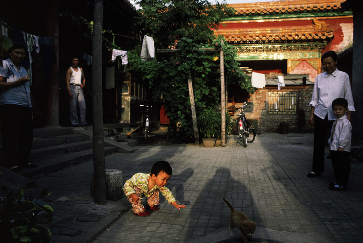 Cảnh đời thường ở phố cổ Bắc Kinh. Ảnh: Thomas Hoepker/ Magnum Photos.