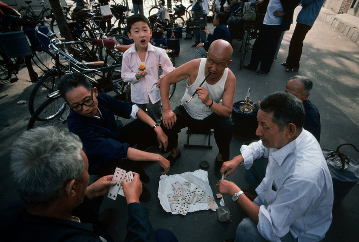 Những người đàn ông chơi bài Tây ở phố cổ. Ảnh: Thomas Hoepker/ Magnum Photos.