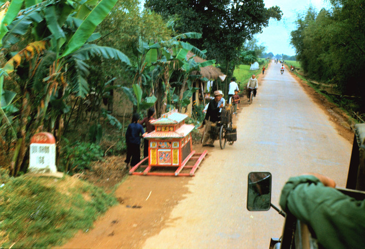 Cỗ quan tài ở ven đường. Ảnh: Arty611.smugmug.com.