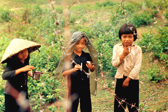 Ba bé gái phì phèo thuốc lá xin từ lính Mỹ. Ảnh: Arty611.smugmug.com.