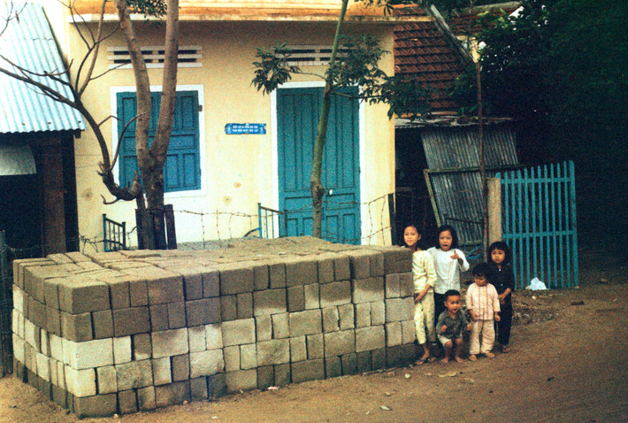 Những đứa trẻ đứng cạnh một chồng gạch. Ảnh: Arty611.smugmug.com.