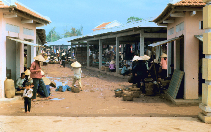 Khu chợ cạnh Quốc lộ 1. Ảnh: Arty611.smugmug.com.