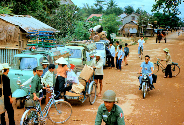 Bến xe lam ở Quốc lộ 1. Ảnh: Arty611.smugmug.com.