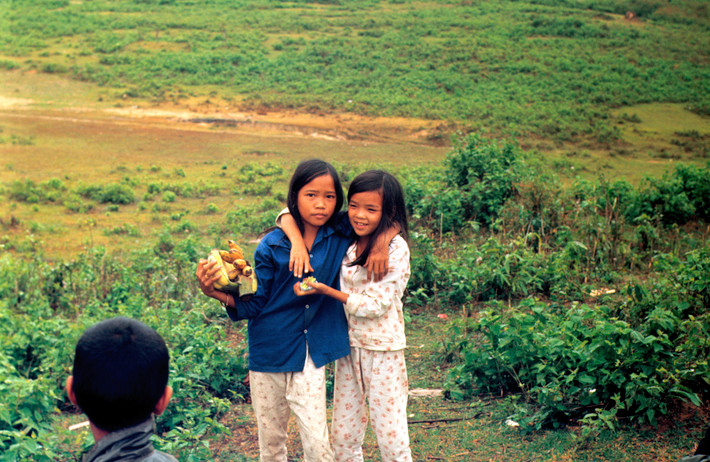 Các cô bé bán chuối. Ảnh: Arty611.smugmug.com.