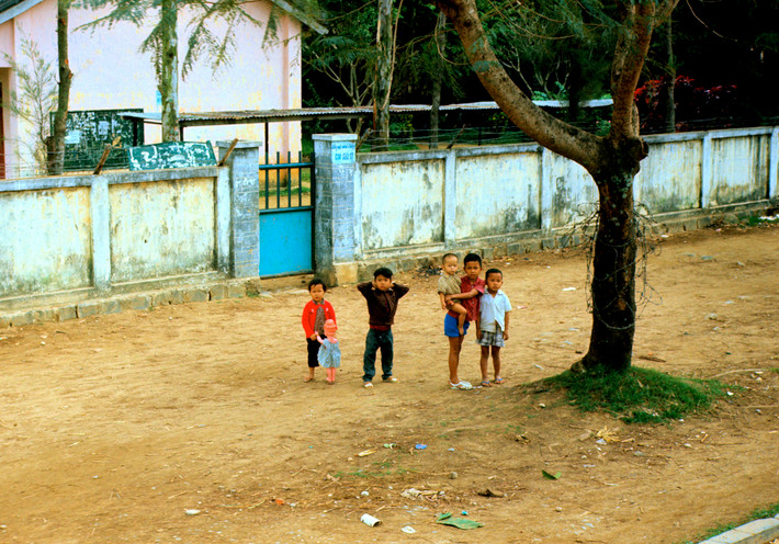 Trẻ em bên đường. Ảnh: Arty611.smugmug.com.