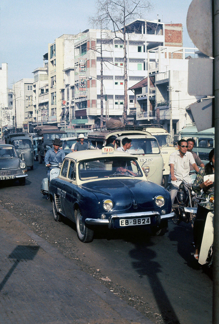 Giao thông giờ cao điểm ở Sài Gòn năm 1969. Ảnh: D. Hoag.