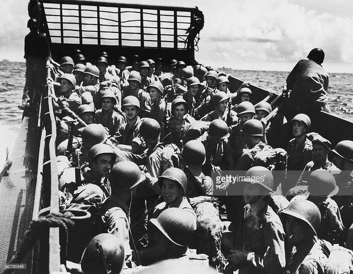 Lính Mỹ trên một tàu đổ bộ trong chiến dịch tái chiếm Guam. Ảnh: Getty.