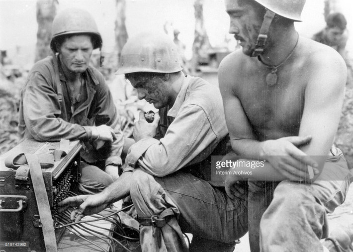 Lính Mỹ vận hành hệ thống điện đài trong trận chiến đảo Guam. Ảnh: Getty.