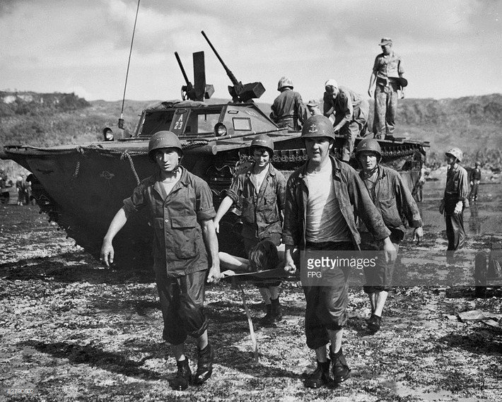 Lính Mỹ bị thương được đồng đội cáng ra tàu quân y. Ảnh: Getty.