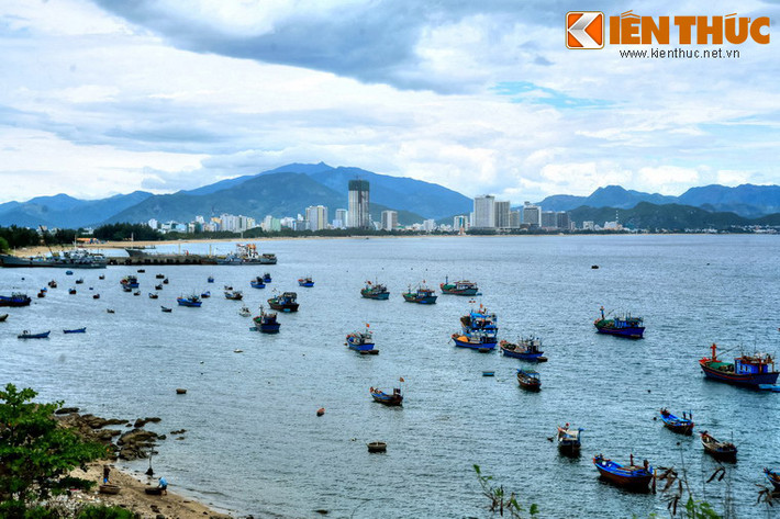 Đường ven bờ vịnh là nơi tập trung với mật độ lớn các cơ sở lưu trú, nghỉ dưỡng phục vụ khách du lịch. Nhiều đảo trong vịnh đã được đưa vào khai thác du lịch, trong đó, hòn Tre - đảo lớn nhất - là nơi thu hút nhiều du khách nhất với nhiều cơ sở nghỉ dưỡng đẳng cấp quốc tế.