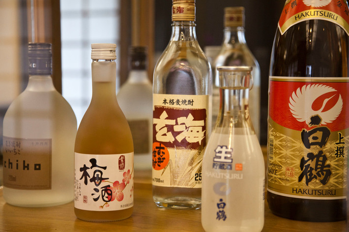 Rượu mơ và rượu sake Nhật bản được bày trong một nhà hàng ở Bình Nhưỡng. Ảnh: Hiroji Kubota/ Magnum Photos.