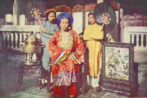 Một Công chúa cùng hai người hầu trong Hoàng cung ở Huế, Việt Nam thời thuộc địa. Ảnh: National Geographic.