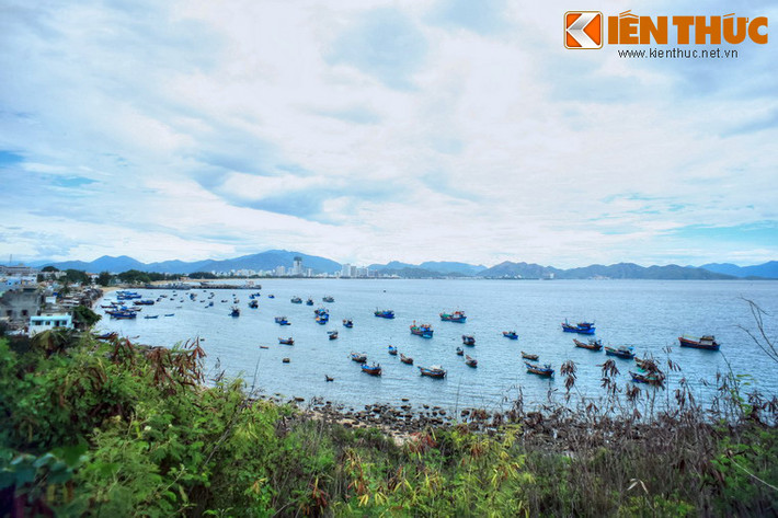 Vịnh có diện tích khoảng 507km², gồm 19 đảo lớn nhỏ, trong đó Hòn Tre là đảo lớn nhất, với diện tích 32,5 km2; đảo nhỏ nhất là Hòn Nọc chỉ khoảng 4 ha.