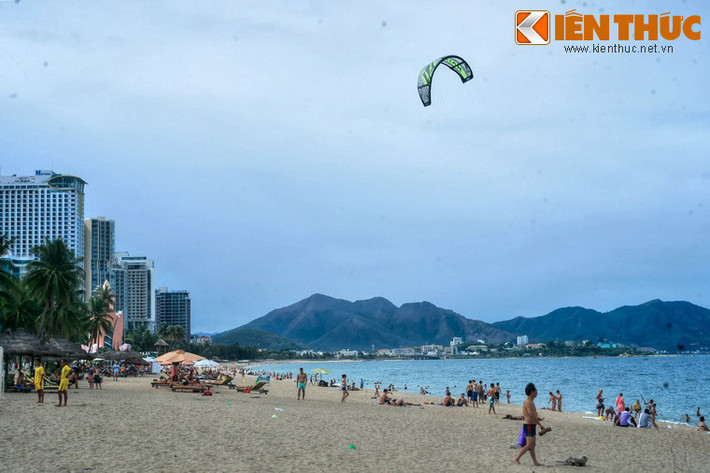 Đường ven bờ vịnh của thành phố Nha Trang là nơi tập trung với mật độ lớn các cơ sở lưu trú, nghỉ dưỡng phục vụ khách du lịch trong và ngoài nước.
