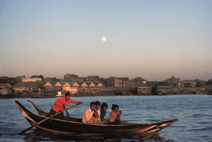 Đò qua sông Rangoon năm 1979. Thời điểm này các cây cầu bắc qua sông chưa được xây dựng. Ảnh: Hiroji Kubota/ Magnum Photos.