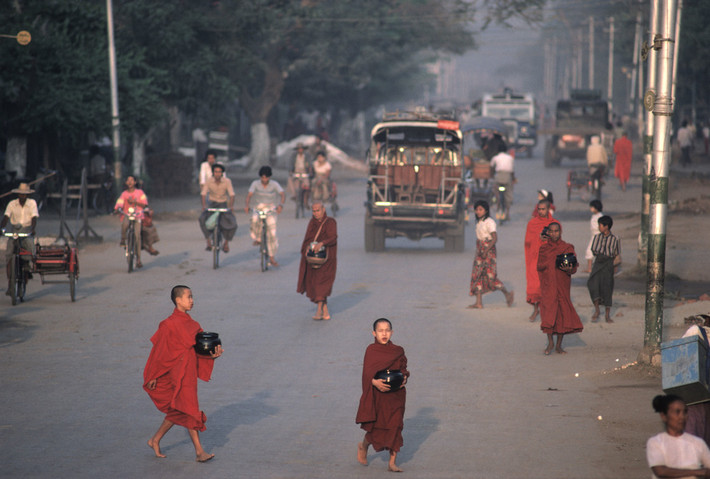 Tuyến đường chính của Mandalay vào một buổi sáng năm 1988. Ảnh: Hiroji Kubota/ Magnum Photos.
