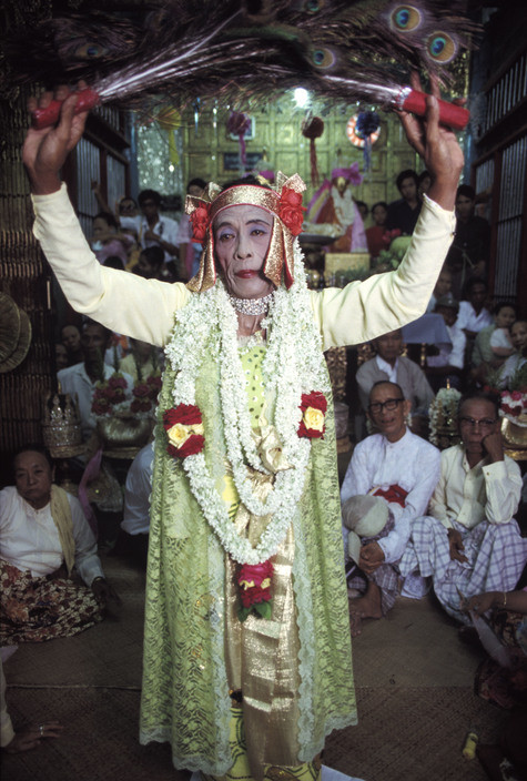 Thầy cúng thực hiện nghi thức trong lễ hội Nats ở làng Taungbyon, Mandalay năm 1986. Ảnh: Hiroji Kubota/ Magnum Photos.