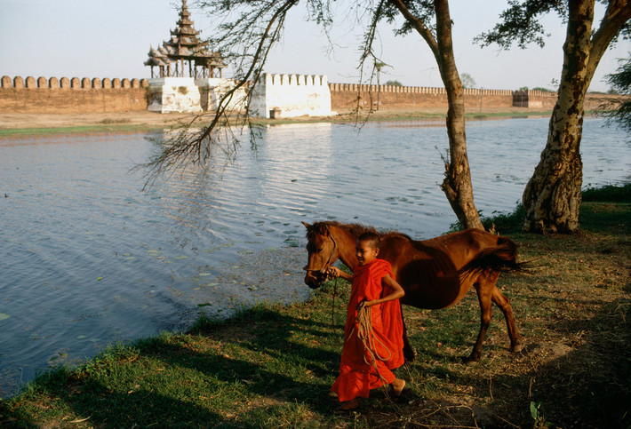 Chú tiểu dắt ngựa bên bờ sông Ayeyarwady ở Mandalay, 1986. Ảnh: Hiroji Kubota/ Magnum Photos.