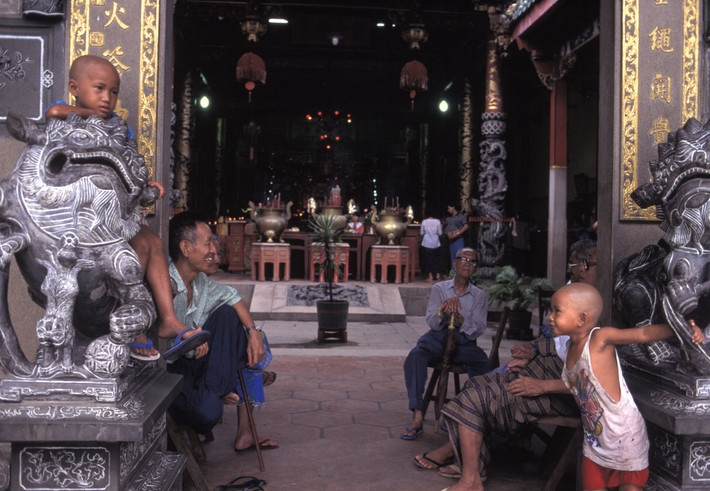 Ngoài cửa một hội quán người Hoa ở khu phố Tàu của thủ đô Rangoon, 1993. Ảnh: Hiroji Kubota/ Magnum Photos.