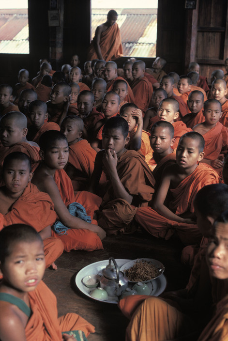 Các chú tiểu ở chùa Phaung Daw U trên hồ Inle, 1986. Ảnh: Hiroji Kubota/ Magnum Photos.