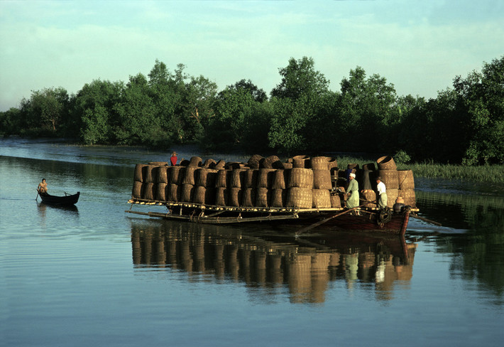 Bè mảng chở nông sản trên sông Irrawaddy, 1986. Ảnh: Hiroji Kubota/ Magnum Photos.