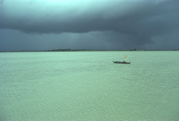 Mùa nước nổi trên sông Irrawaddy, 1980. Ảnh: Hiroji Kubota/ Magnum Photos.