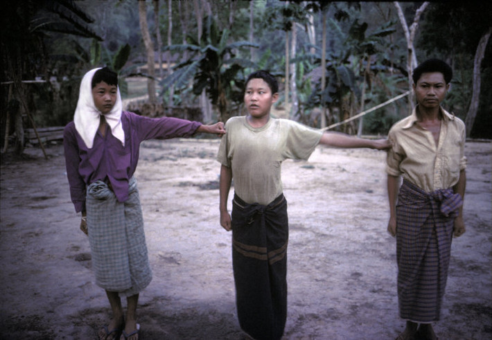 Những tân binh của phiến quân tộc người Karen trong ngày đầu nhập ngũ tại một trại lính ở Wanka, bang Karen, 1986. Ảnh: Hiroji Kubota/ Magnum Photos.